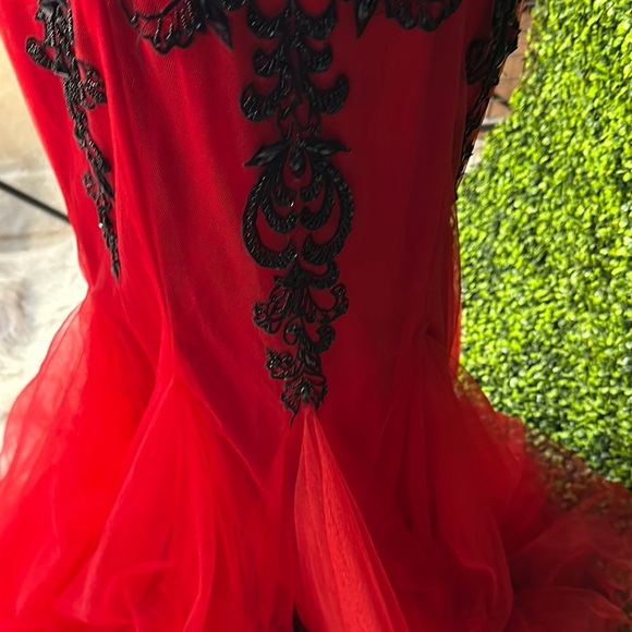 Elegant Red and Black Evening Gown Size 15 16 - Picture 12 of 17